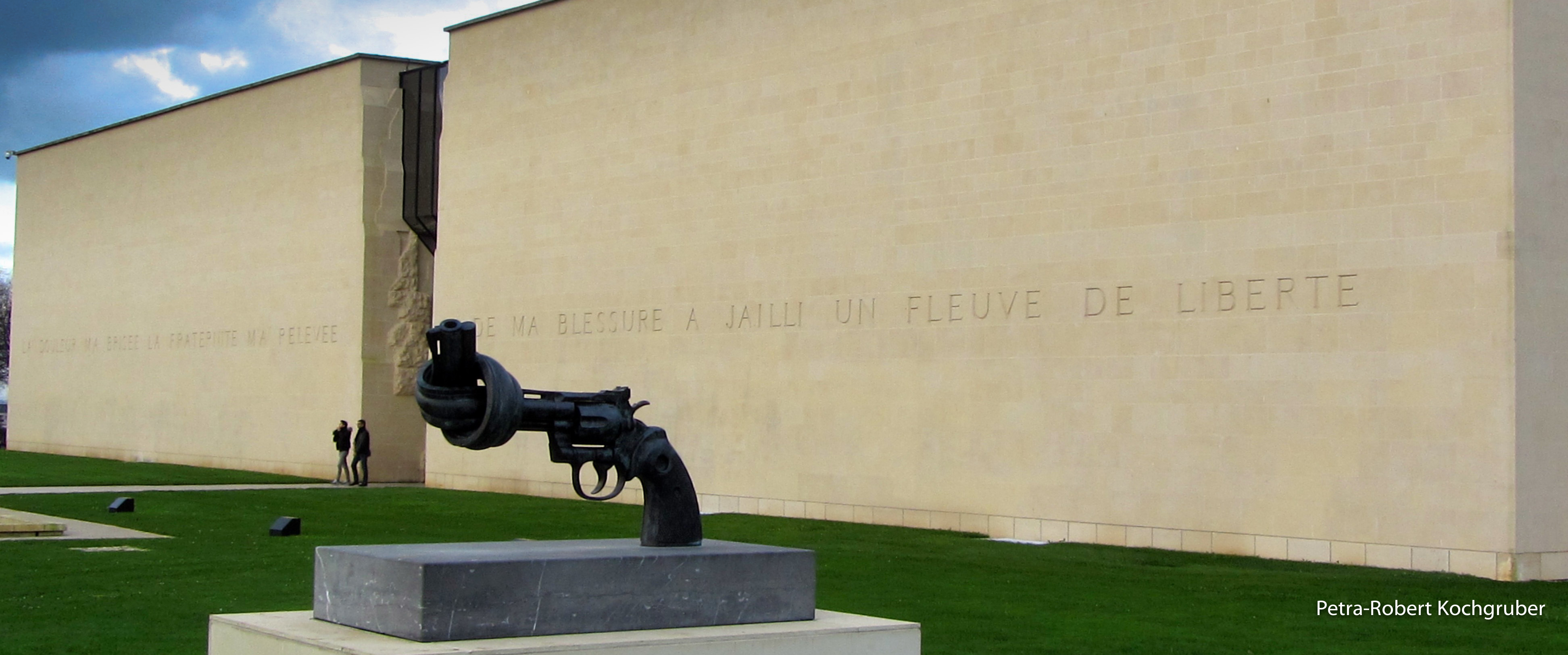 caen-memorial-skulptur-revolver-wohnmobil-in-der-normandie
