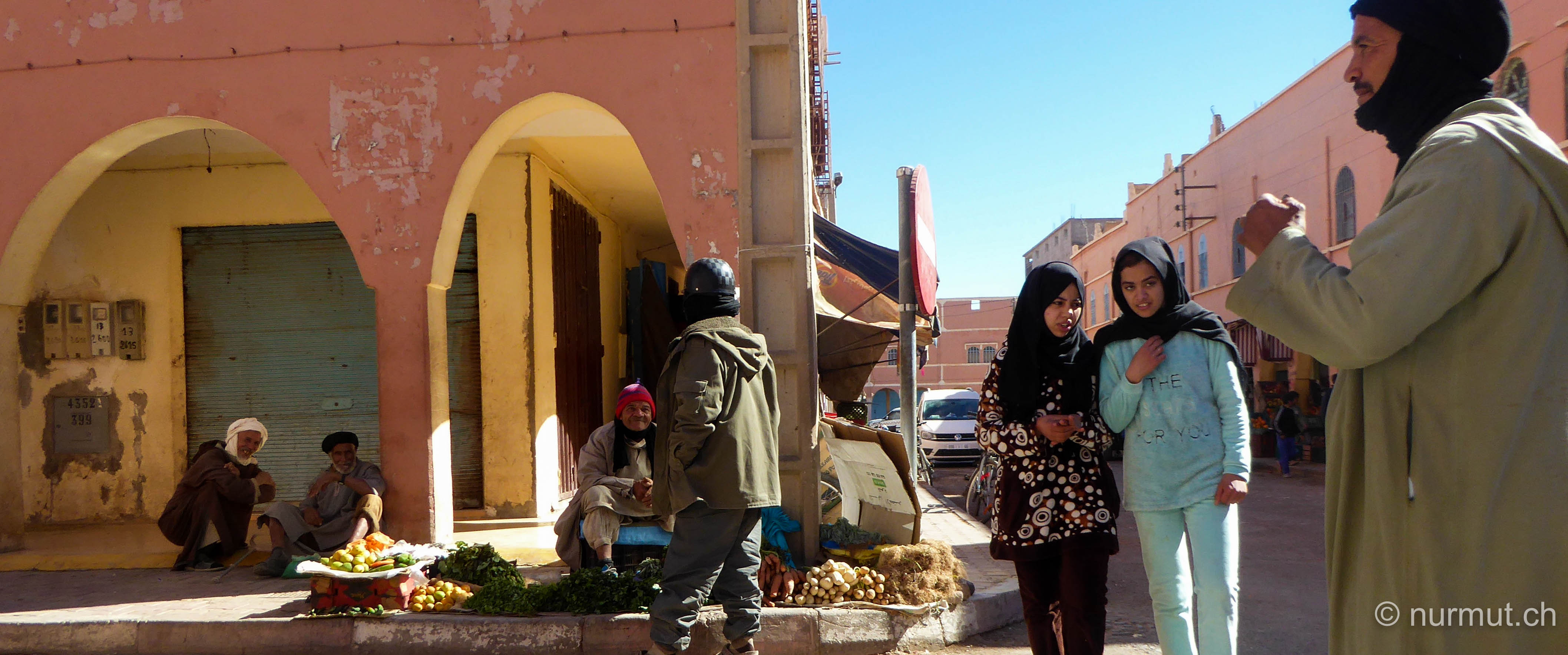 im winter in marokko-nurmut-tata-marokko-marokkaner-berber-strassenmarkt