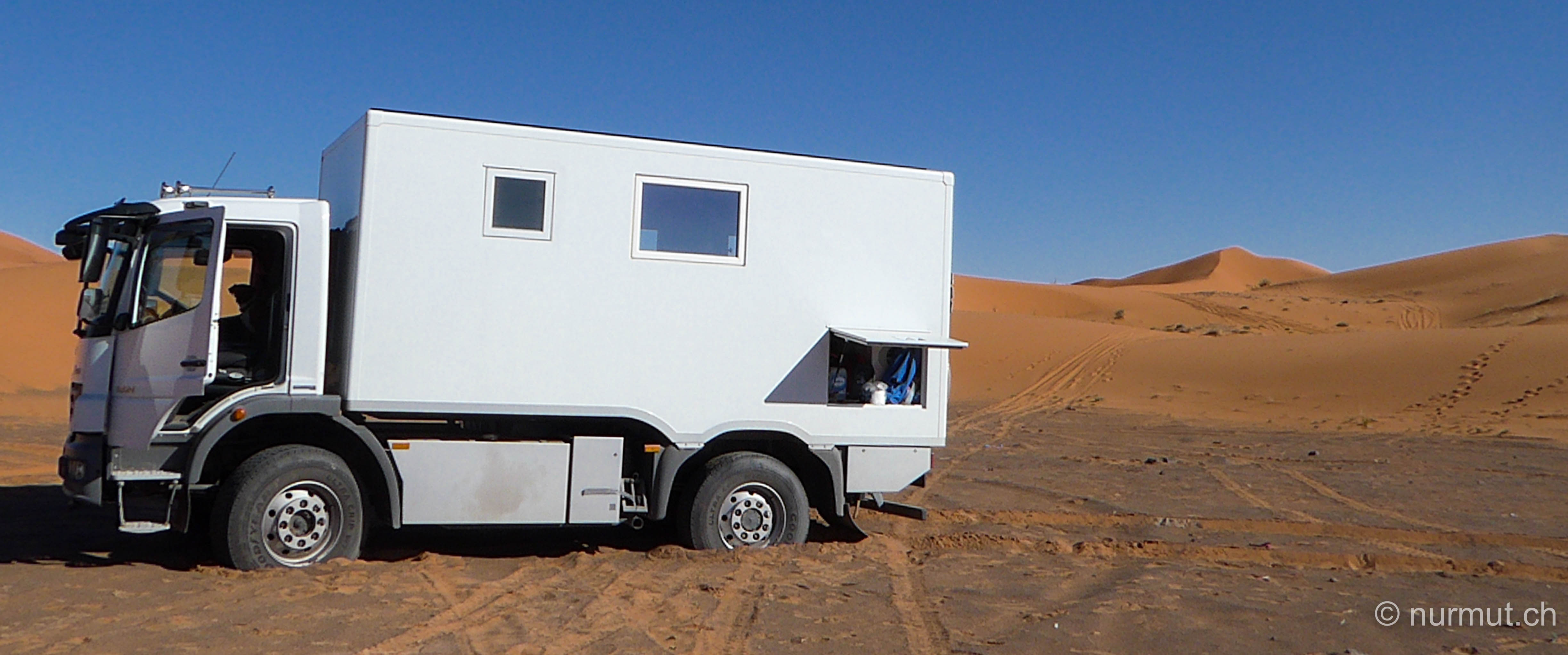 im winter in marokko-nurmut-expeditionsmobil im sand-panne im sand-expeditionsmobil in wueste-erg chebbi