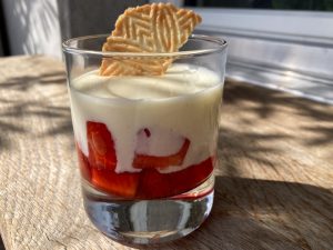 strawberry-fields-forever-dessert-weisse-mousse-au-chocolat-hoehlengereift-roman-erdbeeren
