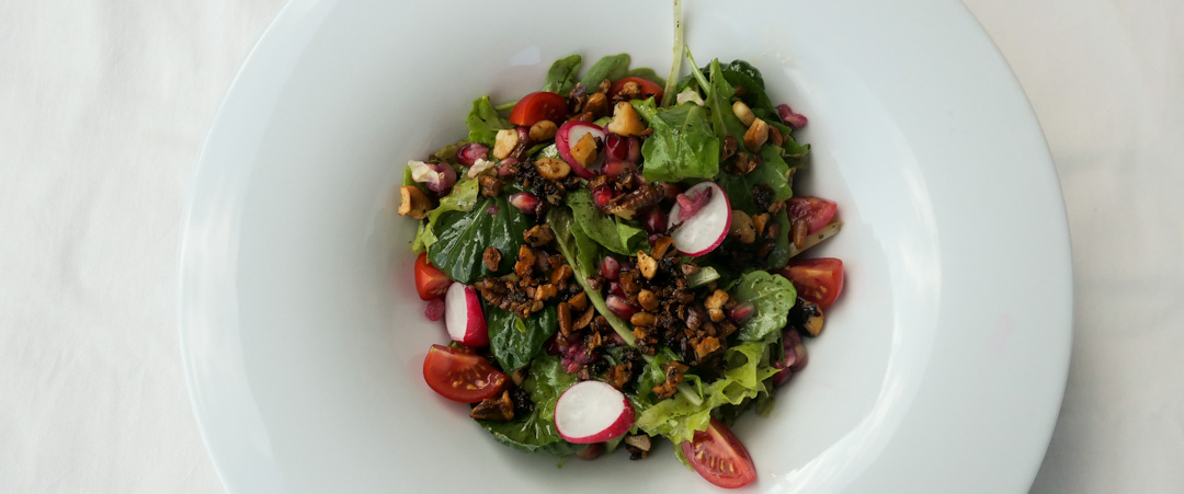 salat mit kandierten Nüssen- salat mit Nüssen-retos spezial salat-Rezept-höhlengereift-pathologenkochbuch